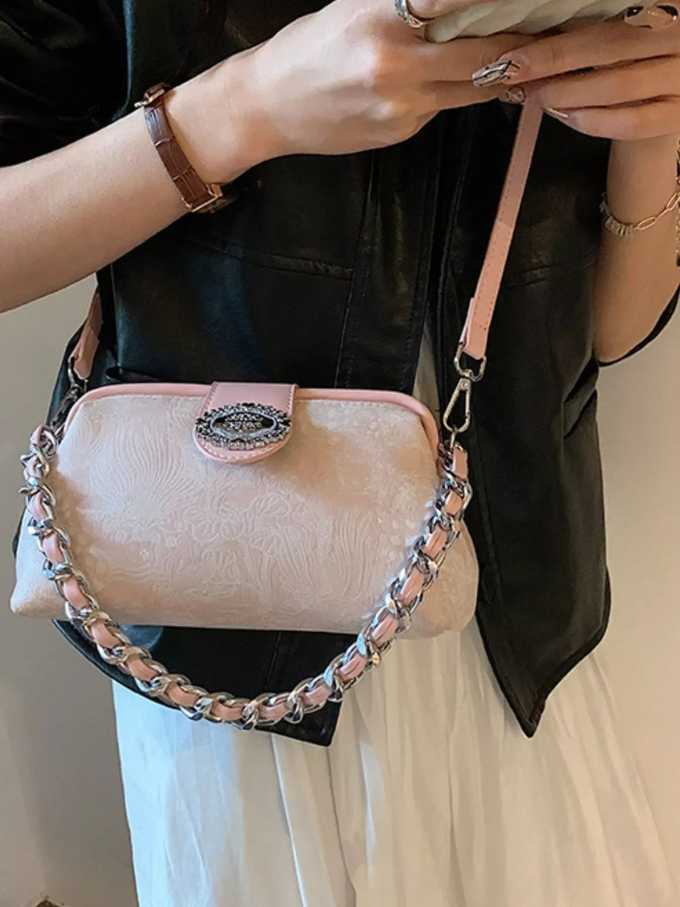 Embroidered Chain Crossbody Bag - CasaMontevia